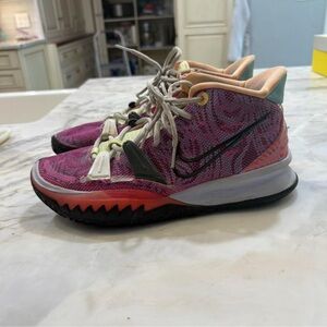 Nike Kyrie 7 "Creator" basketball shoes